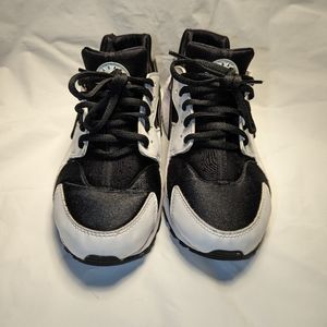 Nike black & white Huarache sneaker